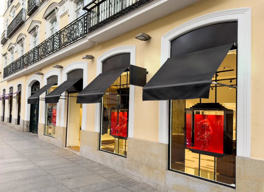 Façade vitrine de magasin en aluminium sur mesure à Tarascon